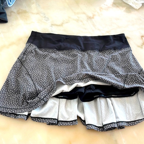 Lululemon skort size 6 - Picture 1 of 4